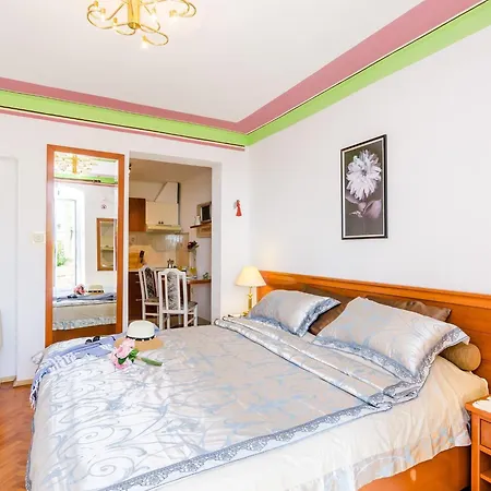 Nicol - With Terrace Apartment